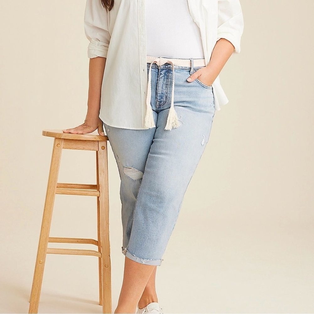NEW Maurices Original Fit Mid Rise Capris Distressed Comfort Stretch Size 12 NWT